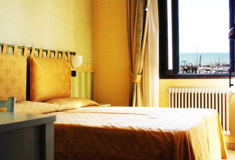 Hotel Beaurivage Сенигалия Екстериор снимка