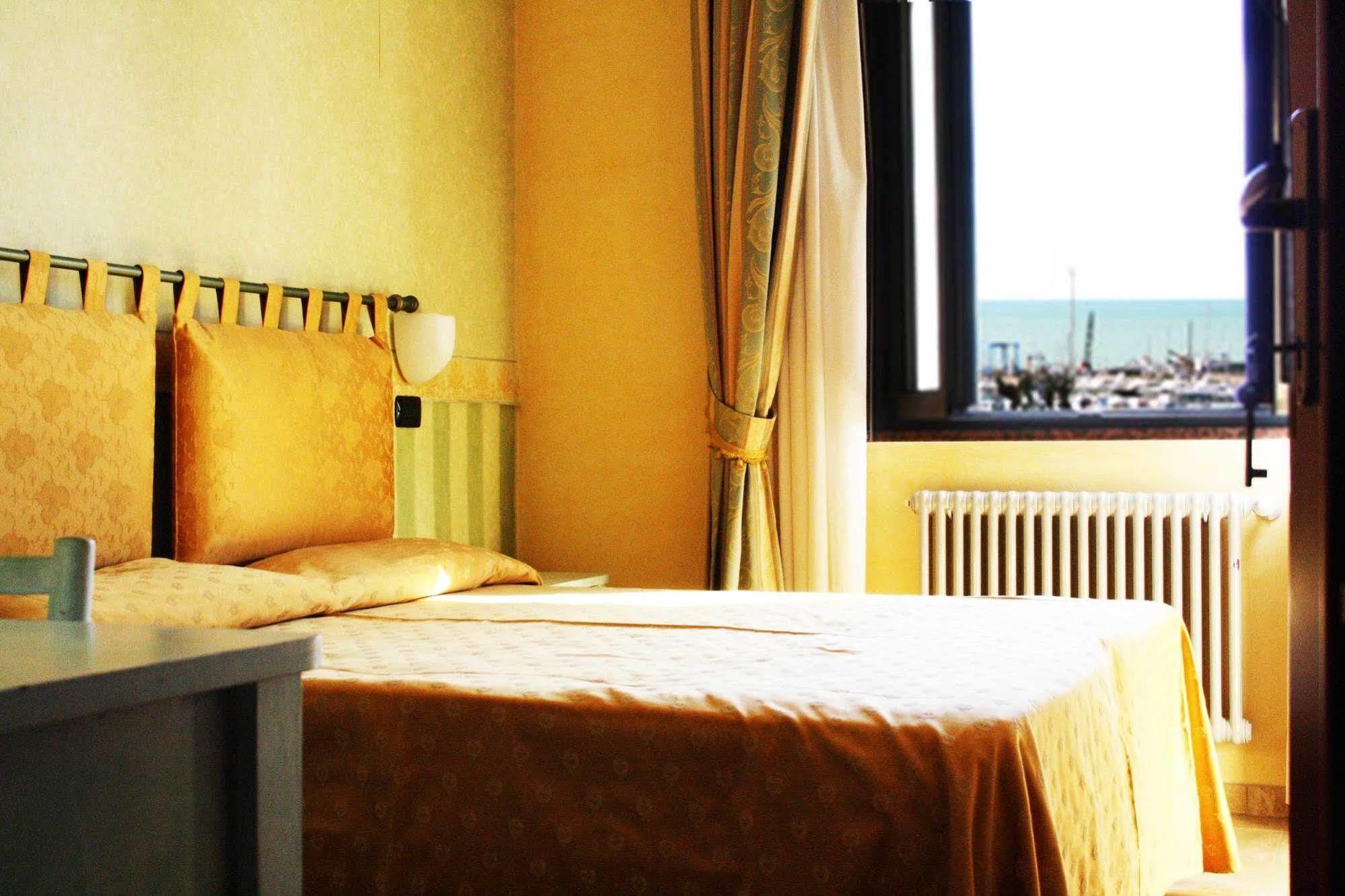 Hotel Beaurivage Сенигалия Екстериор снимка